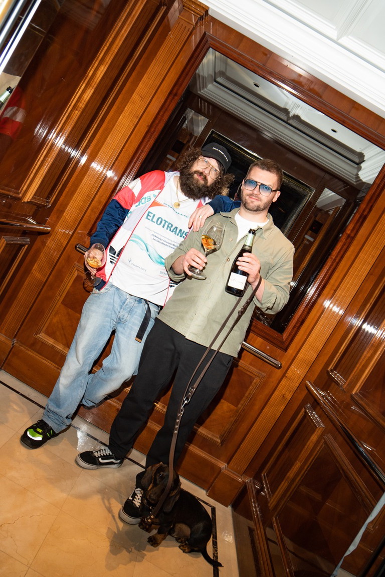 Der eine mit der Kappe, der andere mit der Brille. Icons in the making.