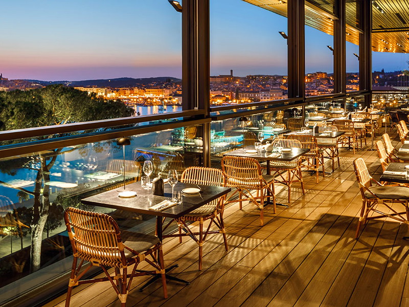 Cap Aureo. Reštaurácia Grand Park Hotela Rovinj patrí do najvyššej gastronomickej triedy. Jedlo v tejto reštaurácii s výhľadom na záliv a staré mesto je skutočne jedinečné.