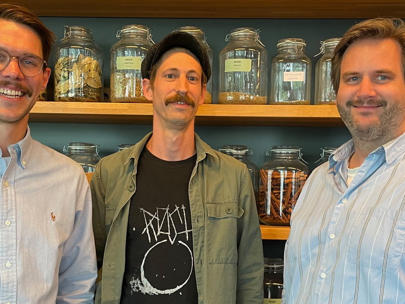  Christian Michor und Matthias Balgavy mit Küchenchef Sebastian Wandl (Mitte).