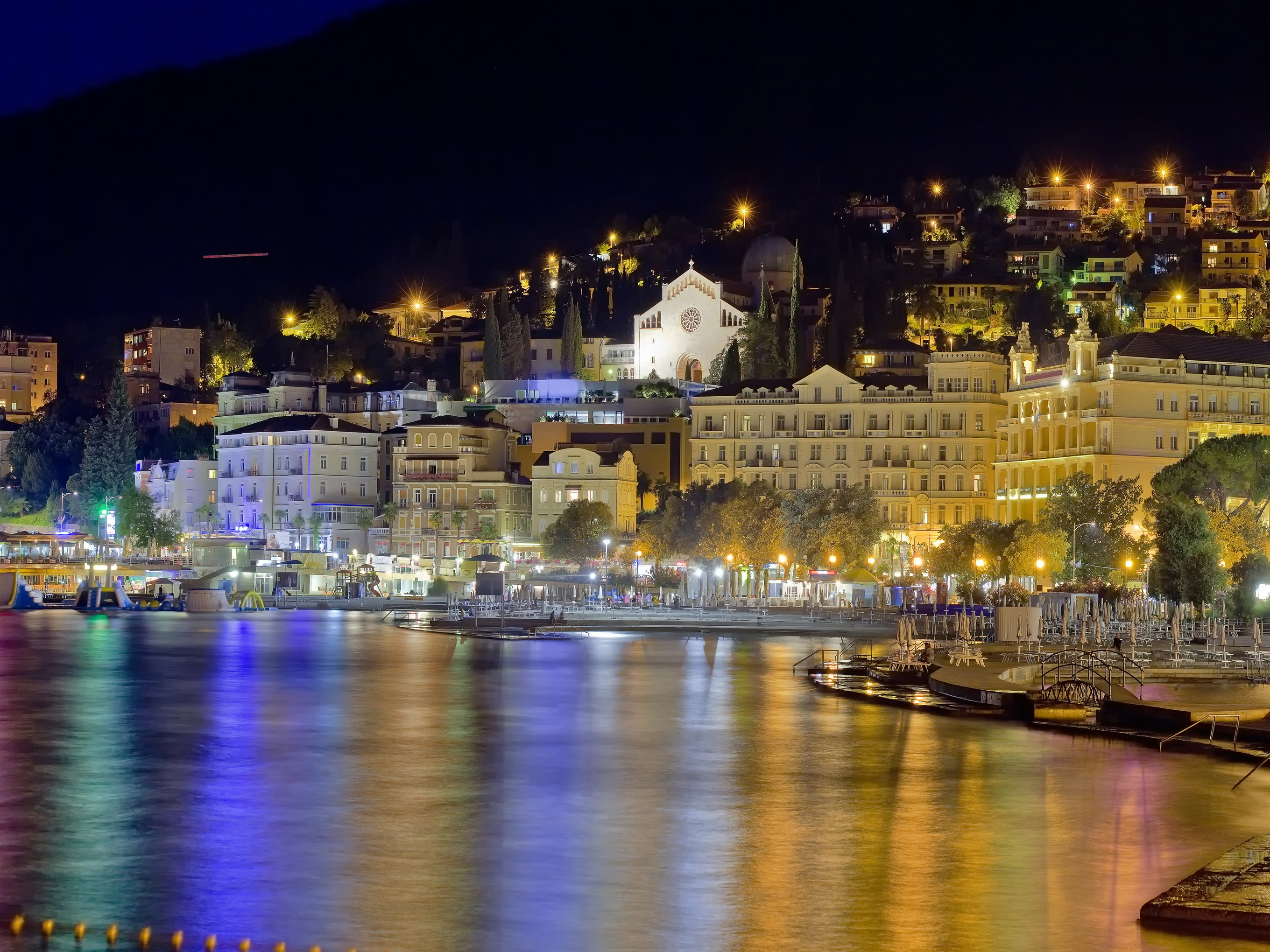 Die Küstenpromenade von Opatija besticht mit Blick auf die Stadt und die benachbarten Inseln.