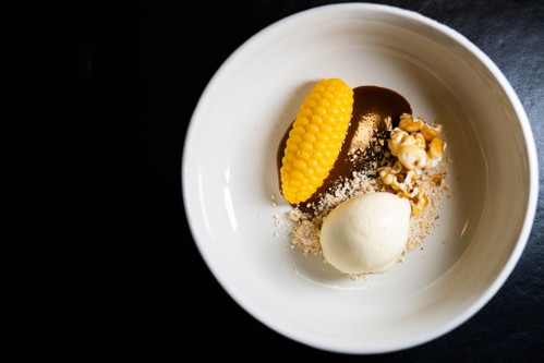 Wer à la carte isst, kann sich dieses Dessert aussuchen: Passionsfrucht-Crema-Cotta mit Milchkaramell und Popcorneis. 