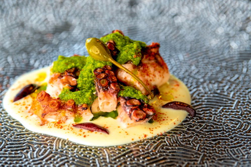 Peteani-Genuss. Oktopus-Kunstwerk 
auf weicher Polenta.
