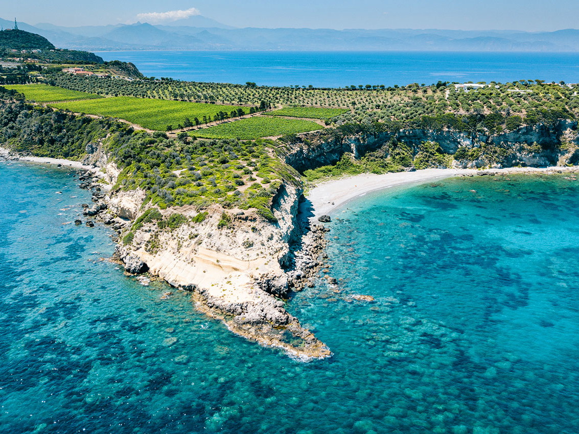 Capo Milazzo auf Sizilien ist atemberaubend schön. Die Familie Planeta erzeugt hier ihren Mamertino. Der Rosso del Conte von Tasca d‘Almerita ist einer der großen Rotweine Siziliens. 