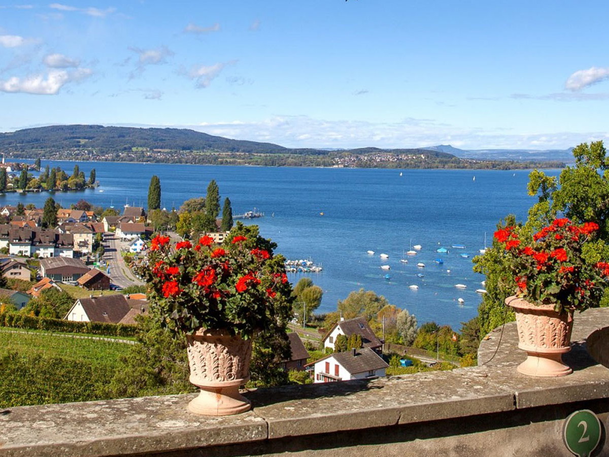 An einem der schönsten Aussichtspunkte der Bodenseeregion liegt Schloss Arenenberg.