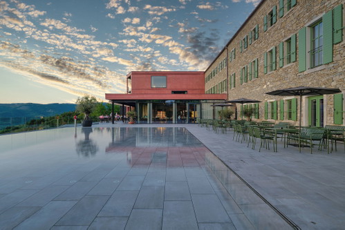 The wine and design hotel Roxanich combines design, luxury and enjoyment and, with only 32 rooms, is a hideaway for special getaways. 