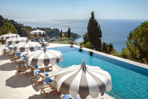 Wo sich früher Dominikaner-mönche zum Beten von der Gesellschaft zurückzogen, finden heute weit gereiste Jetsetter eine stilvolle Unterkunft: Das »San Domenico Palace« ist Taorminas bestes Hotel.