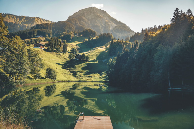 Eingebettet in eine traumhafte Bergkulisse liegt der Seewaldsee in Fontanella. Kristallklares Wasser, idyllische Liegewiesen und ein unvergessliches Naturerlebnis für die ganze Familie.