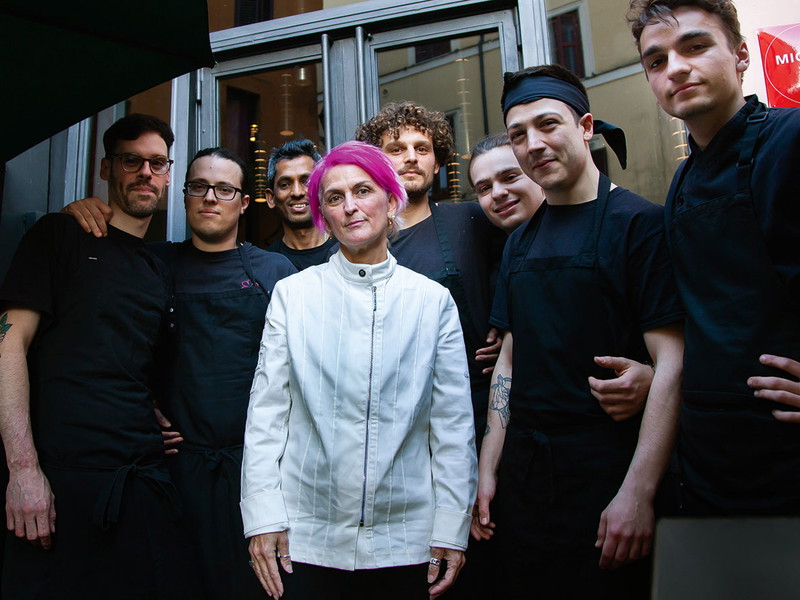 Mit ihrer pinken Haarpracht sticht Cristina Bowerman aus der italienischen Köcheschar hervor. Ungleich schlichter wirkt ihr Restaurant »Glass Hostaria«, das in neutralen Farben gehalten ist. 