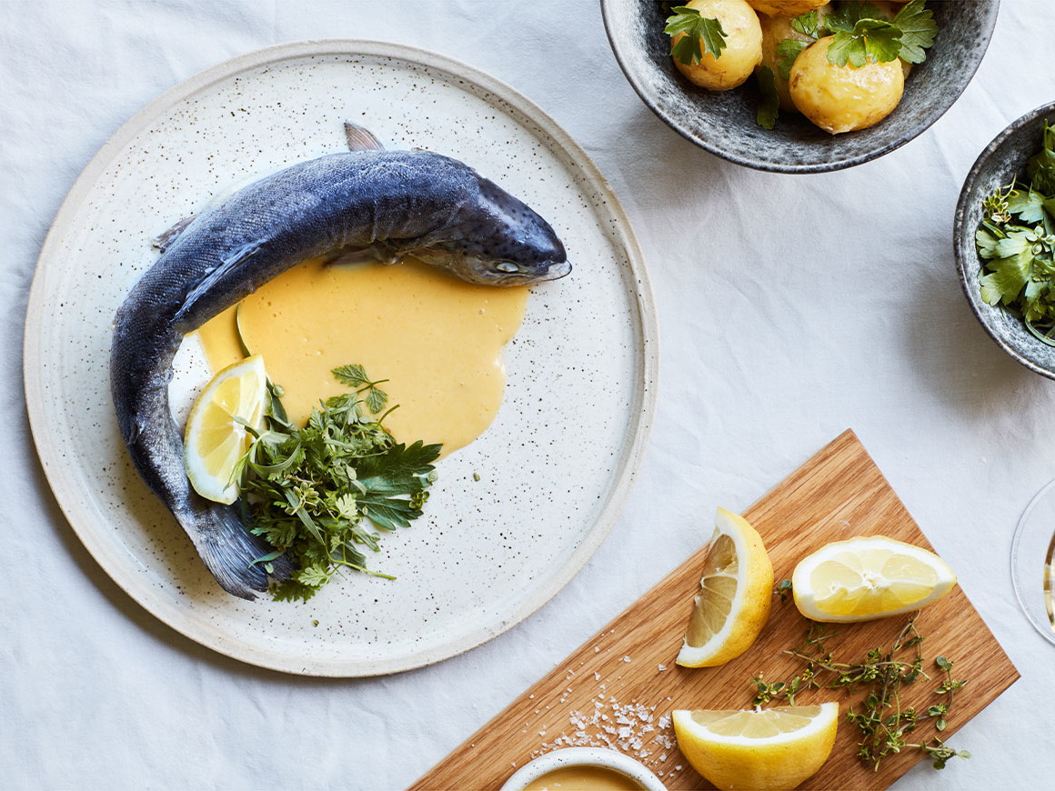 Forelle blau mit Miso-Hollandaise.
