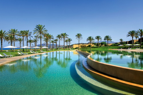 Harte Konkurrenz zu den Stränden vor der Tür: der wunderschöne Pool im 
»Verdura Resort«. 