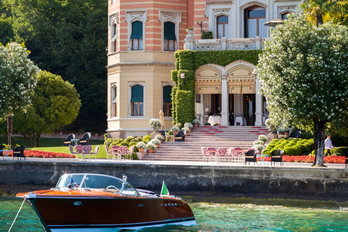 Schloss-­ähnliches Residieren ­unmittelbar am Ufer des ­Gardasees.