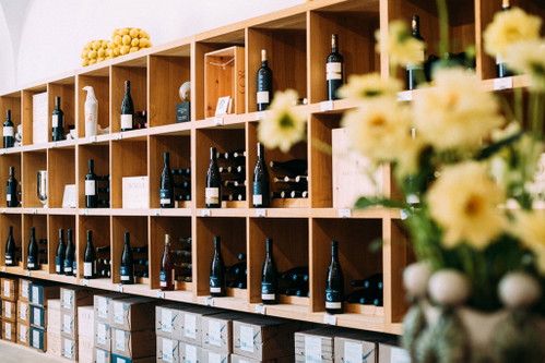 Die Vineria Paradeis bietet feine Weine und Gerichte.