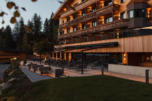 Den Blick auf den See genießen kann man unter anderem auf der Terrasse des »Alpenhotels Kitzbühels«.