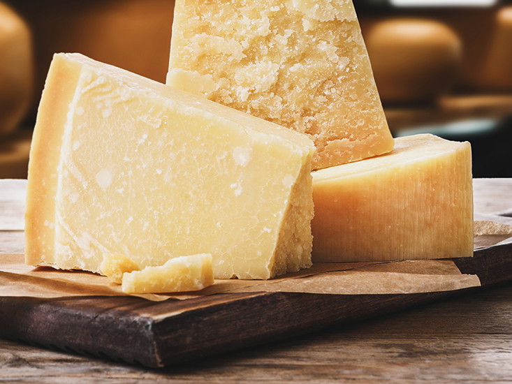 Parmesan kann über fünf Jahre gereift werden. Je länger er lagert, desto krümeliger und geschmacksintensiver wird er.