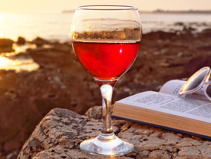 Sonnenuntergang mit einem Glas Wein und dem aktuellen Lieblingsbuch – Was gibt es Schöneres? 