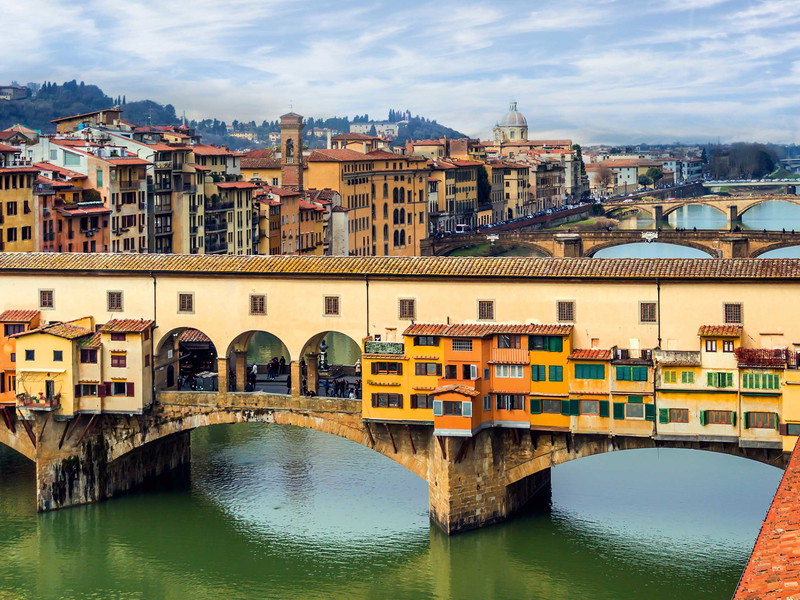 Der Ponte Vecchio ist die älteste Brücke über den Arno in der Stadt Florenz.