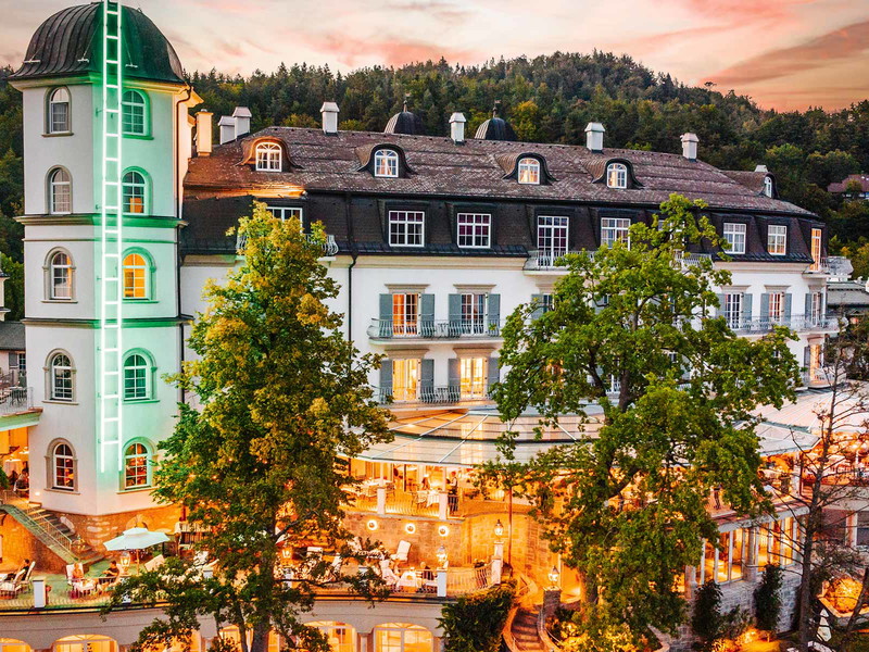 Himmelsleiter. Das neue Landmark am Wörthersee versetzt in Staunen. In den Farben Pink, Violett, Grün,  Türkis, Gelb, Rot und Warm-Weiß leuchtet Billi Thanners Himmelsleiter vom polygonalen Seefels-Turm in die Nacht.