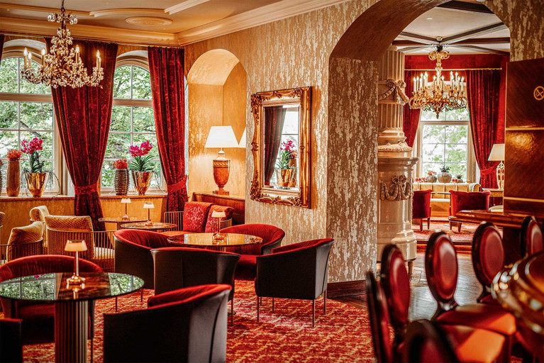 In der vielleicht schönsten Bar Österreichs war nicht nur Udo Jürgens Stammgast. Ambiente und Drinks sind (fast) unschlagbar, zum Beispiel der Wermut Rosé.