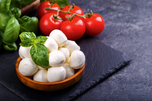 In Neapel und Kampanien ist der Mozzarella di bufala aus der Milch des Schwarzen Wasserbüffels nicht wegzudenken. Gegessen wird er in vielen Varianten: als kleine 25-Gramm-
Kugeln, die Ciliegine, als Bocconcini von 40 Gramm oder als 500 g schwere Aversane. Kenner sagen, dass man Mozzarella di bufala weder aufbewahren, geschweige denn exportieren dürfe, sondern unmittelbar am Tag seiner Herstellung verzehren müsse, um seinen echten Geschmack nicht zu verfälschen.
