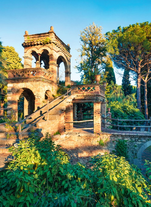 Der Stadtpark nennt sich »Villa Comunale« und ist mit seinen außergewöhnlichen Bauten einen Abstecher wert. 