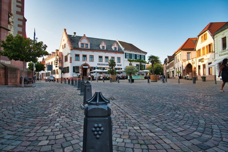 Wahrzeichen Deidesheims: das Hotel »Deidesheimer Hof« vis-à-vis der Kirche.