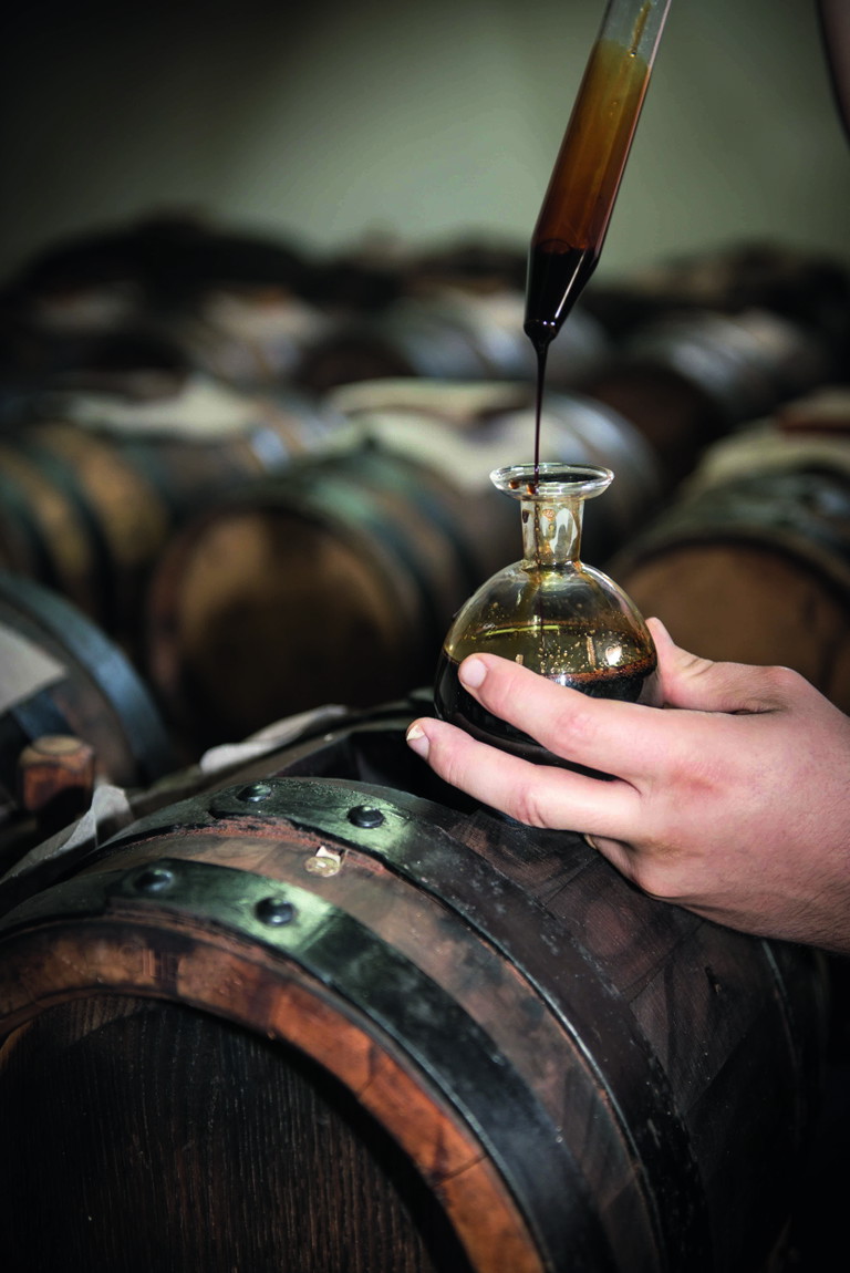Balsamico der Topklasse ist dunkelbraun und dickflüssig wie ein Sirup und wird in spezielle Fläschchen abgefüllt.