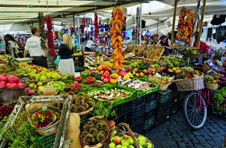 Reich bestückte Märkte wie den Campo de‘ Fiori gibt es in Rom fast so viele wie romanische Säulen. Frisches Gemüse nimmt in der römischen Küche eine viel bedeutendere Rolle ein als gemeinhin bekannt. 