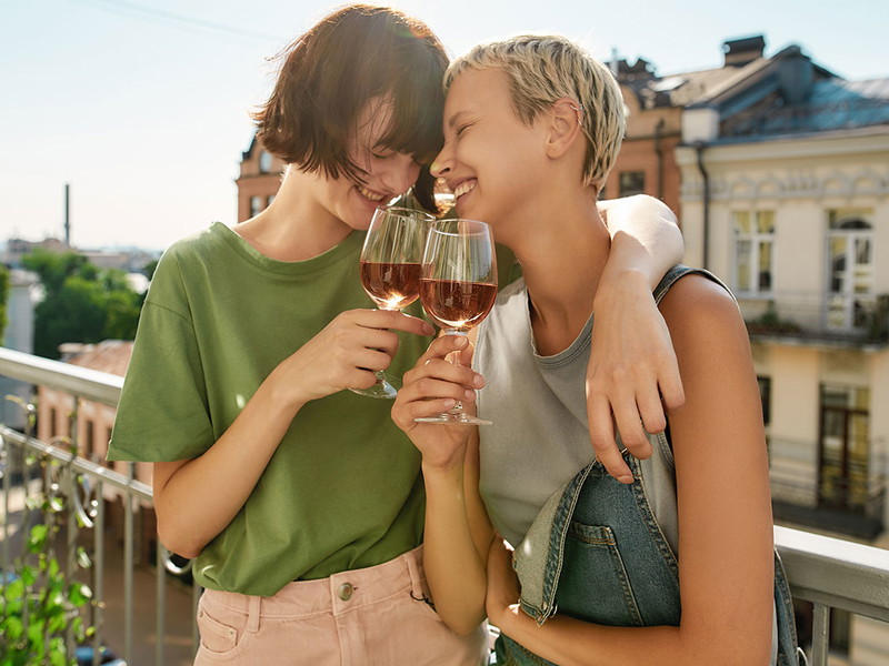Immer der beste Grund zum Anstoßen: die Liebe!