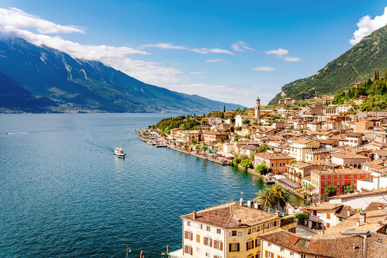 Ein Mix aus alpin und mediterran: So sieht es am Gardasee vielerorts aus – hier im Ort Limone sul Garda am nordwestlichen Ende des Sees.