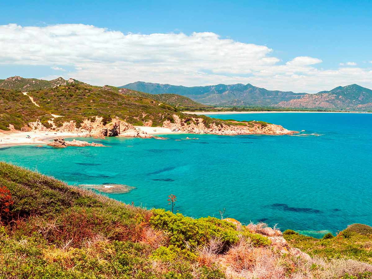 Panoramasicht auf den Strand von Muravera auf Sardinien.