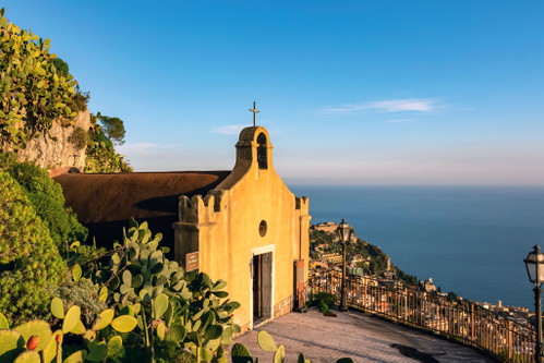 Oberhalb von Taormina liegt das Bergdorf Castelmola mit der San-Biagio-Kirche – und einem nicht ganz so frommen Lokal …