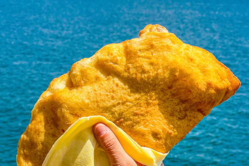 Pizze fritte werden in 
Neapel an jeder Straßenecke zum Verzehr auf der Hand angeboten. Nicht umsonst gilt die  Hauptstadt Kampaniens als Wiege des Streetfood.
