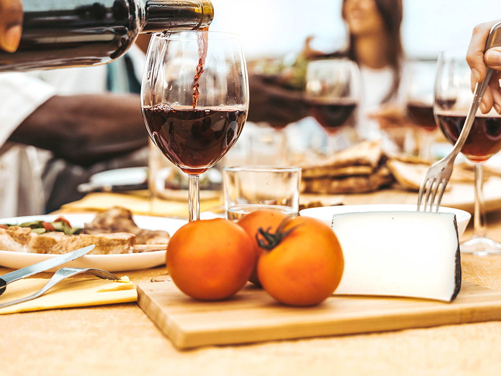 A good bottle of wine goes well with a delicious barbecue!