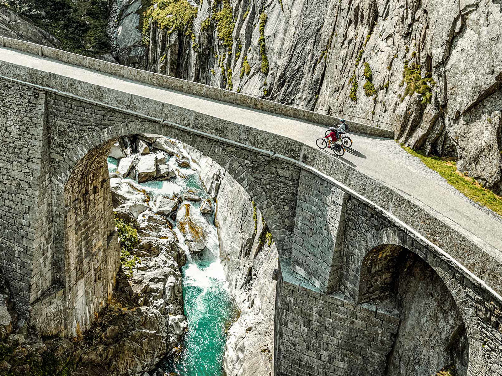 Mit dem E-Bike über die Teufelsbrücke bei Andermatt. Ein Erlebnis, das niemand mehr vergisst.