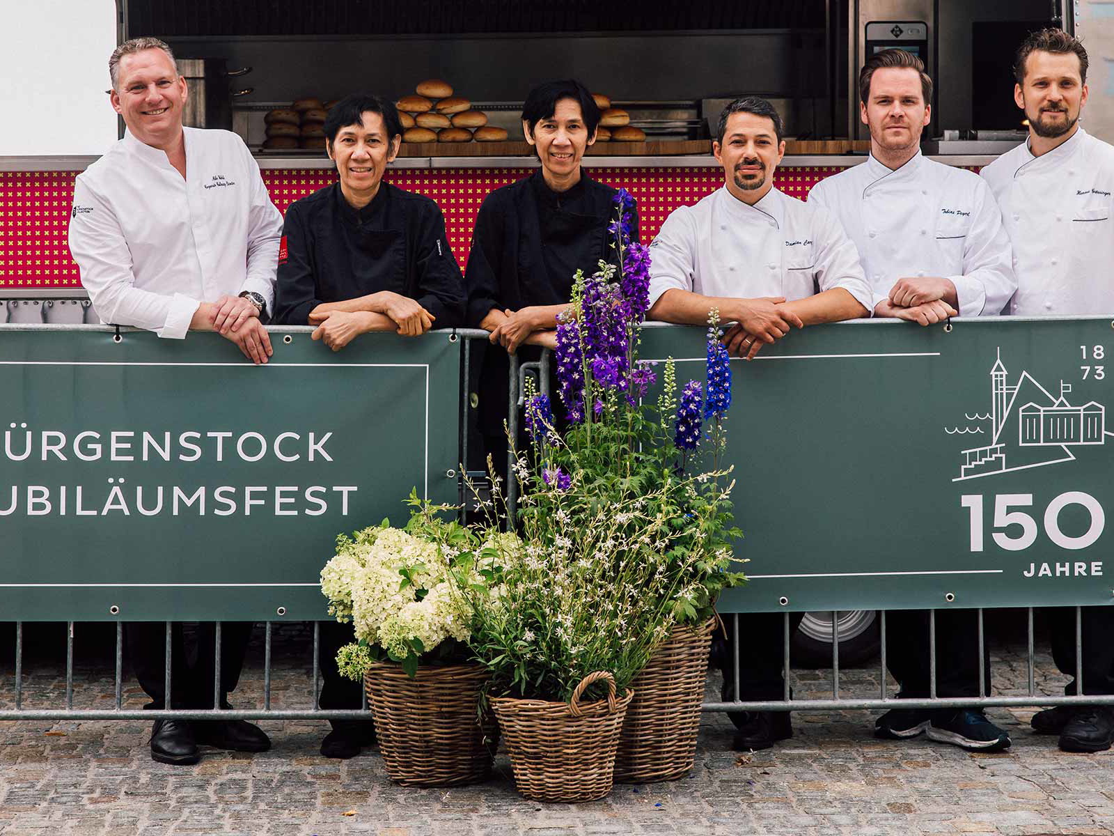 Corporate Culinary Director Mike Wehrle mit Vilaj und Virat Kanjan, Damian Carini, Tobias Peyerl und Hannes Grössinger.