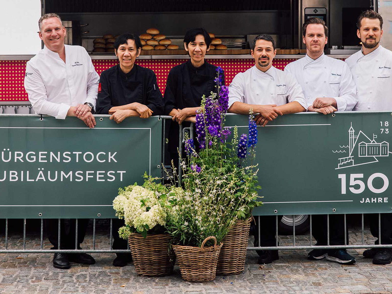 Corporate Culinary Director Mike Wehrle mit Vilaj und Virat Kanjan, Damian Carini, Tobias Peyerl und Hannes Grössinger.