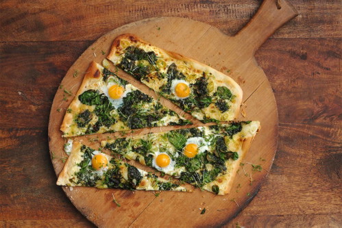 Kräuter-Wachtelei-Flammkuchen mit Sbrinz.