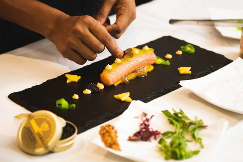 Lachs / Smoked Coriander Salt / Macadamia Nut / Crispy Onion.