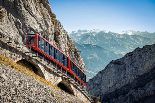 Der 2132 Meter hohe Pilatus lässt sich von Alpnachstad aus mit der steilsten Zahnradbahn der Welt erklimmen. 