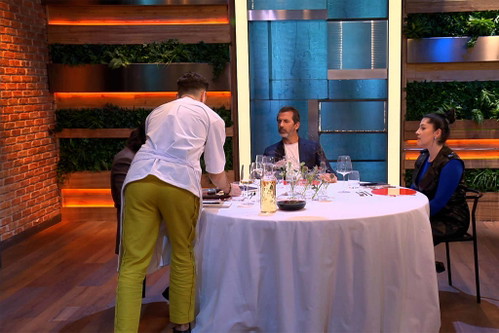 Tauli serviert der Jury den Hauptgang. 