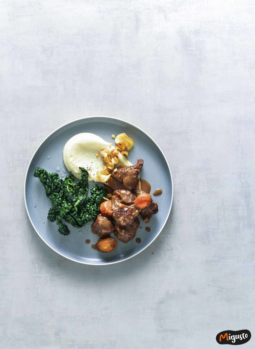 Lammragout mit Topinambur und Federkohl.
