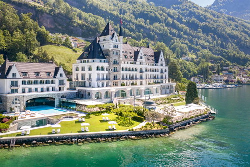 Das «Park Hotel Vitznau» verfügt über einen eigenen Anlegesteg und hoteleigene Boote für Ausflüge mit den Gästen. Der exklusive Seezugang samt Liegewiese lädt zu einer Erfrischung im Vierwaldstättersee ein. 