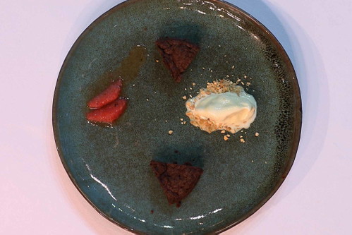 Taulis Vinegar-infused Schokokuchen mit Grapefruit, Mandelcrunch und Tonkabohne-Glace.