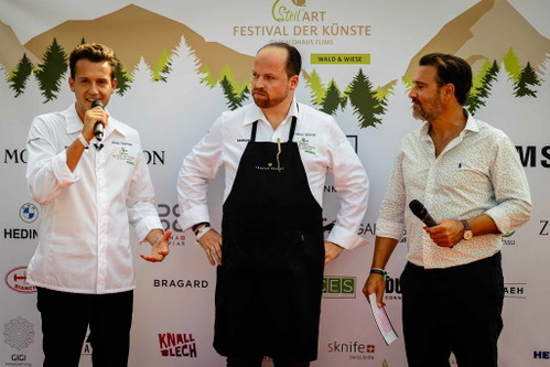 Die Gastgeber Niklas Oberhofer und Tristan Brandt (v.l.) holten etliche Sterneköche und Sterneköchinnen nach Flims. 