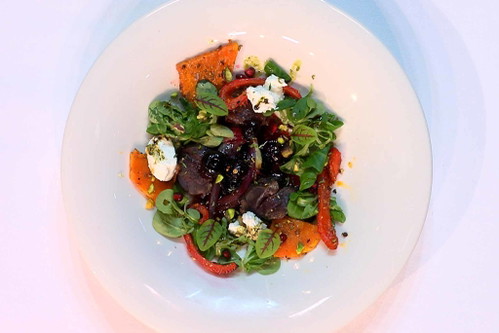 Taulis Lamm-Kreation mit Blueberry-Onion-Sauce und einem orientalischen Salat mit Ziegenkäse.