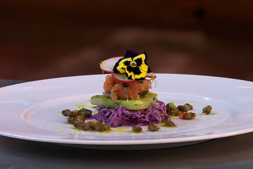 Taulis Vorspeise: Geräuchertes Lachstatar mit Radischen, Coleslaw, Crème fresh und Kohlrabi.