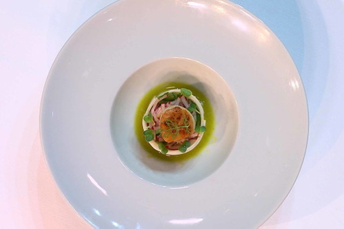 Corinnes Starter: Jakobsmuschel mit Kohlrabi, Radischen, Gurke und Dill.