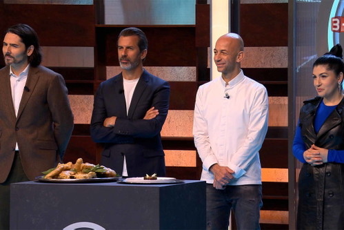 Riccardo Camanini hat eine spezielle Zutat für die letzte Challenge mitgebracht: In Bienenwachs eingeschlossenes Lammfleisch.