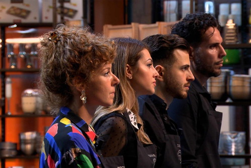 Nach der ersten Challange müssen zwei Kandidaten die Show verlassen. 