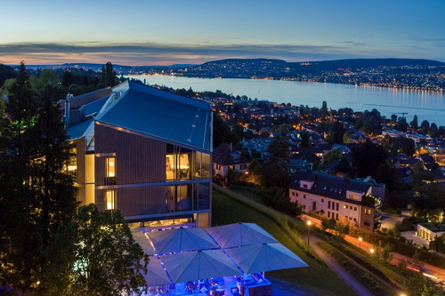 Das Hotel Belvoir bei Nacht.